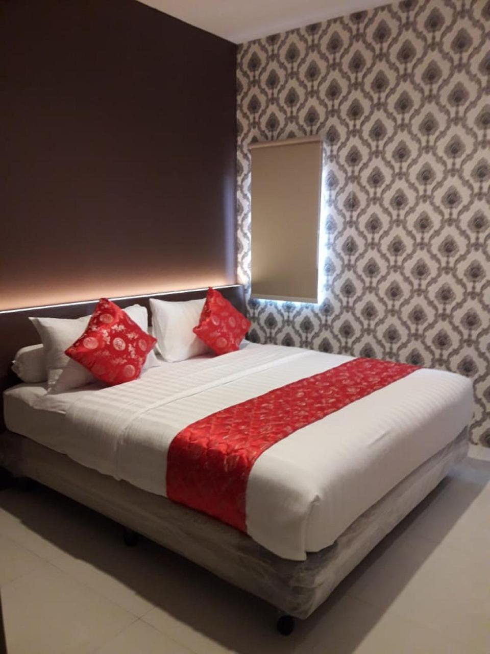Fortune Front One Hotel Kendari Exterior photo
