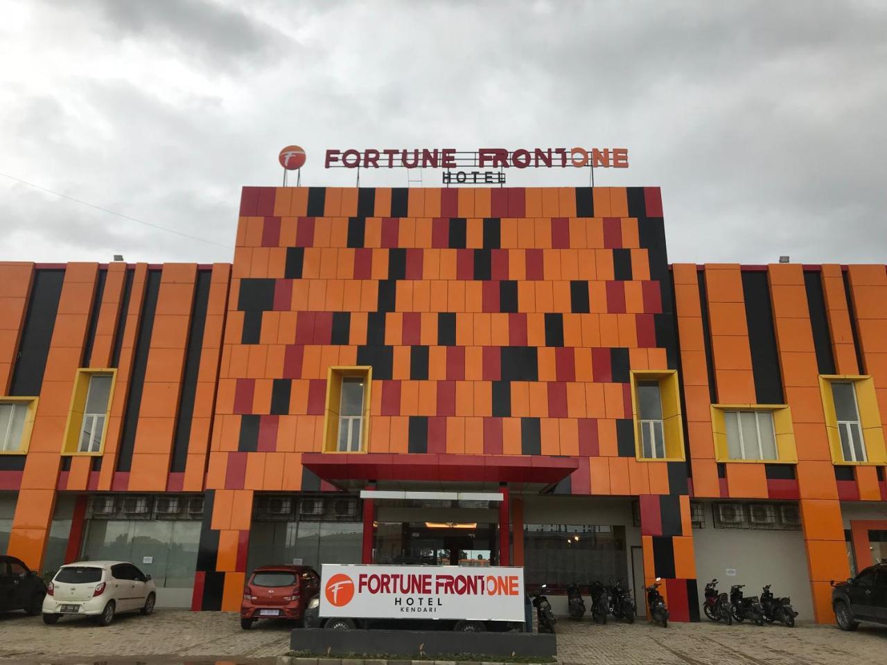 Fortune Front One Hotel Kendari Exterior photo