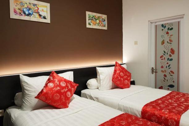Fortune Front One Hotel Kendari Exterior photo