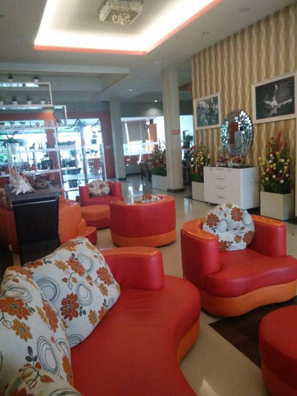 Fortune Front One Hotel Kendari Exterior photo