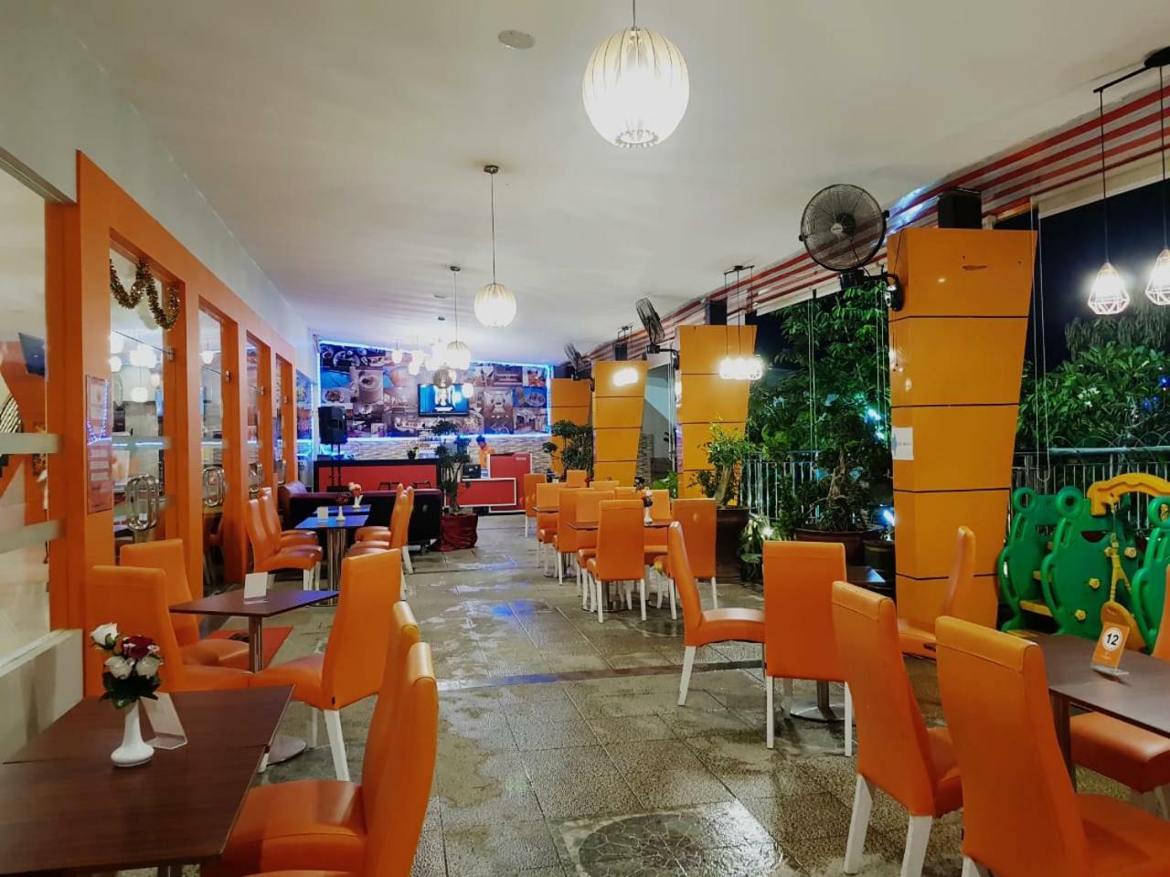 Fortune Front One Hotel Kendari Exterior photo