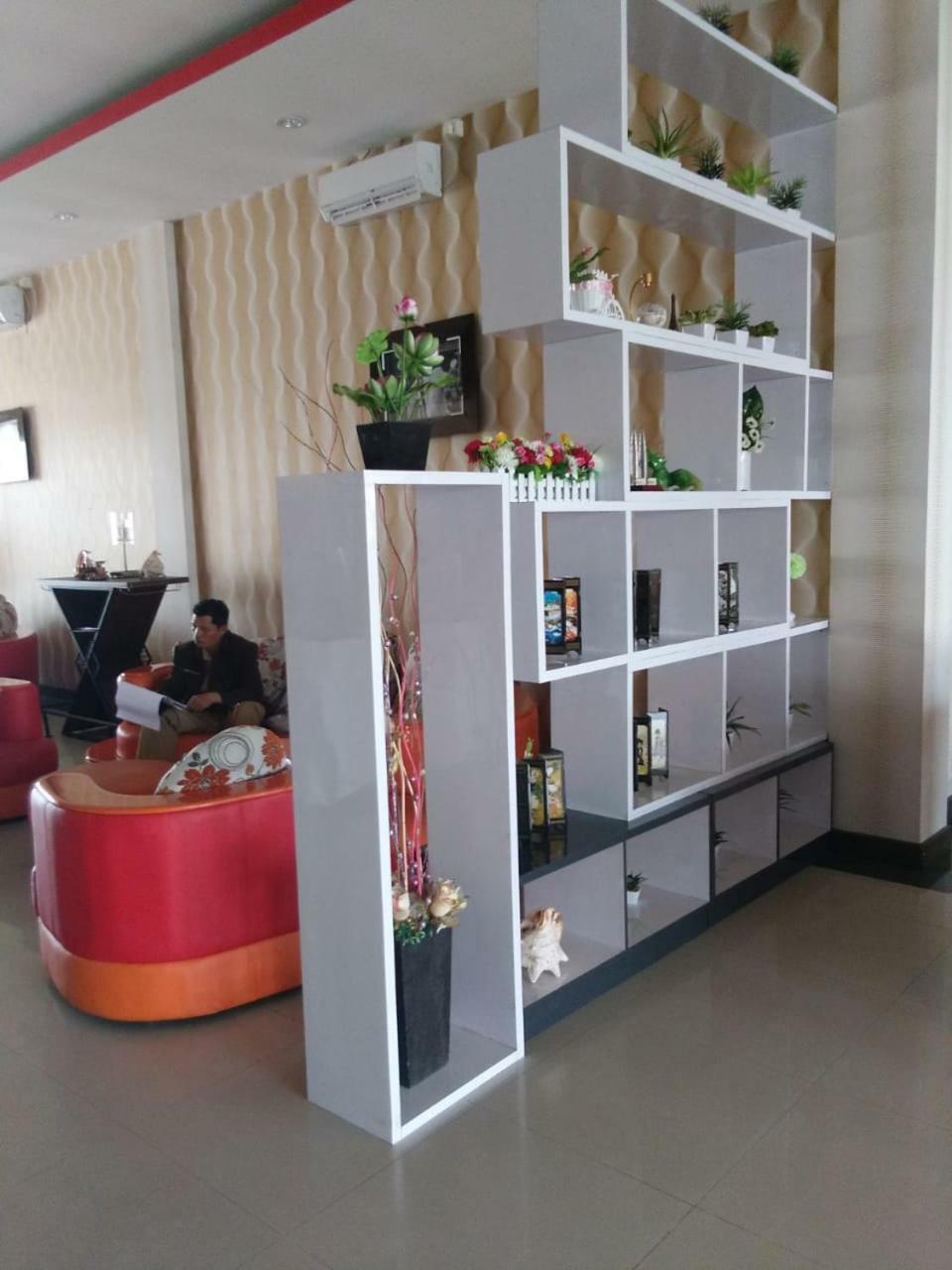 Fortune Front One Hotel Kendari Exterior photo