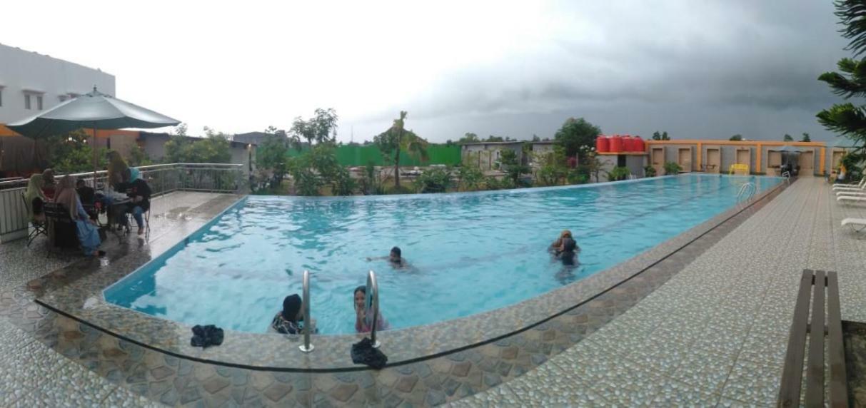 Fortune Front One Hotel Kendari Exterior photo