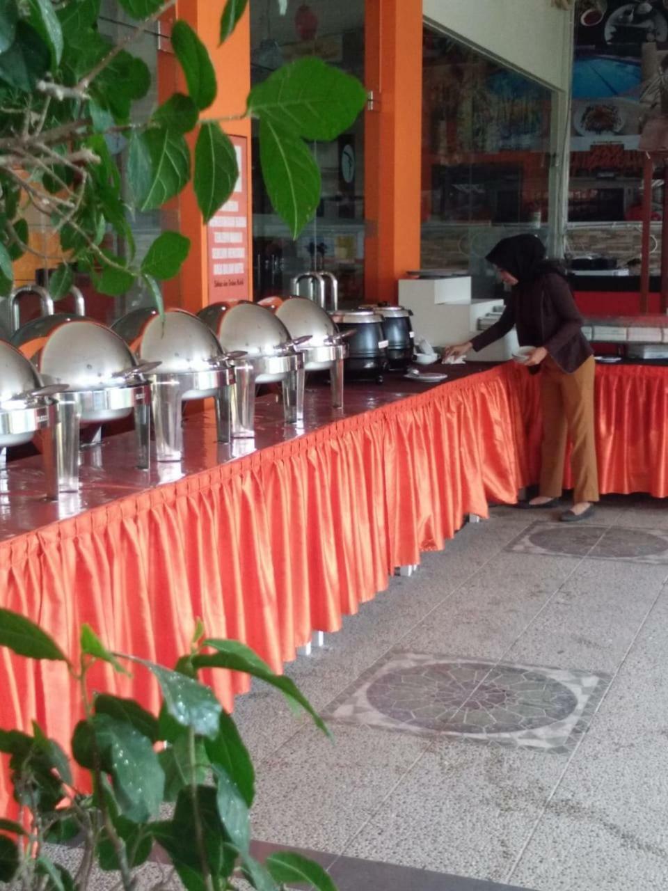 Fortune Front One Hotel Kendari Exterior photo