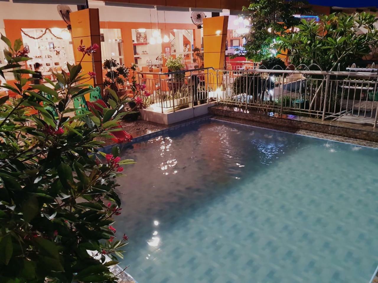 Fortune Front One Hotel Kendari Exterior photo