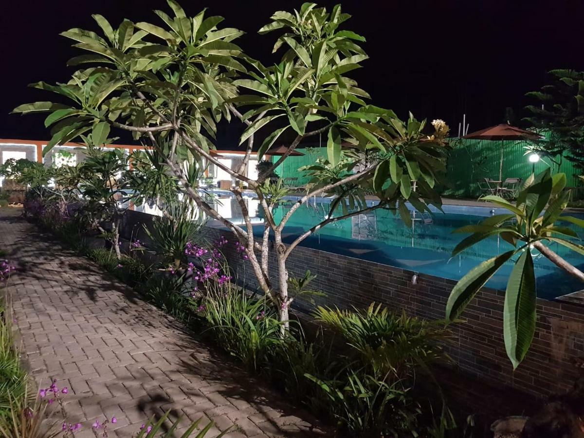 Fortune Front One Hotel Kendari Exterior photo