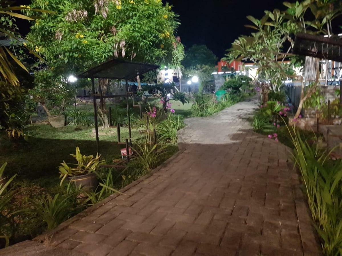 Fortune Front One Hotel Kendari Exterior photo