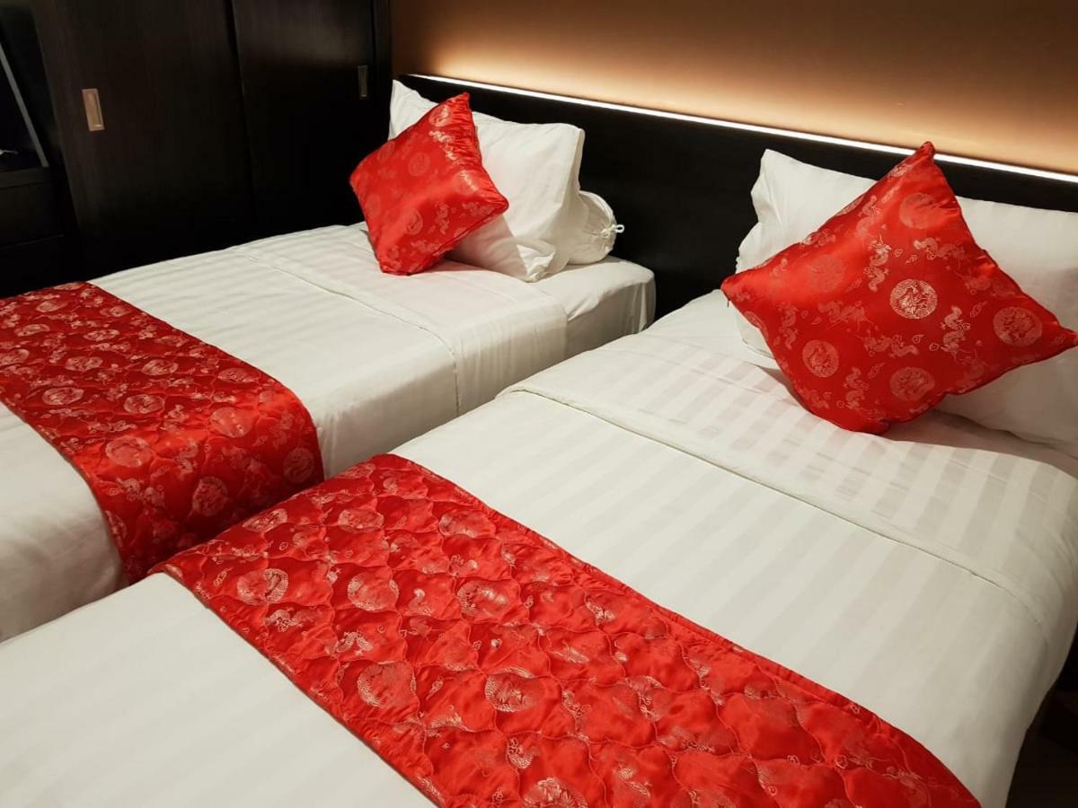 Fortune Front One Hotel Kendari Exterior photo