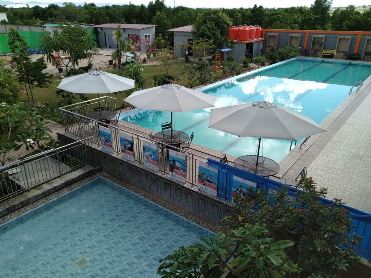 Fortune Front One Hotel Kendari Exterior photo