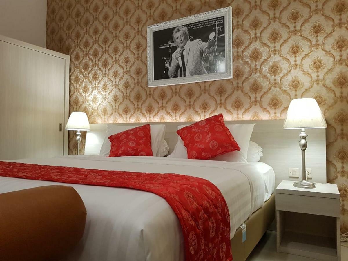 Fortune Front One Hotel Kendari Exterior photo