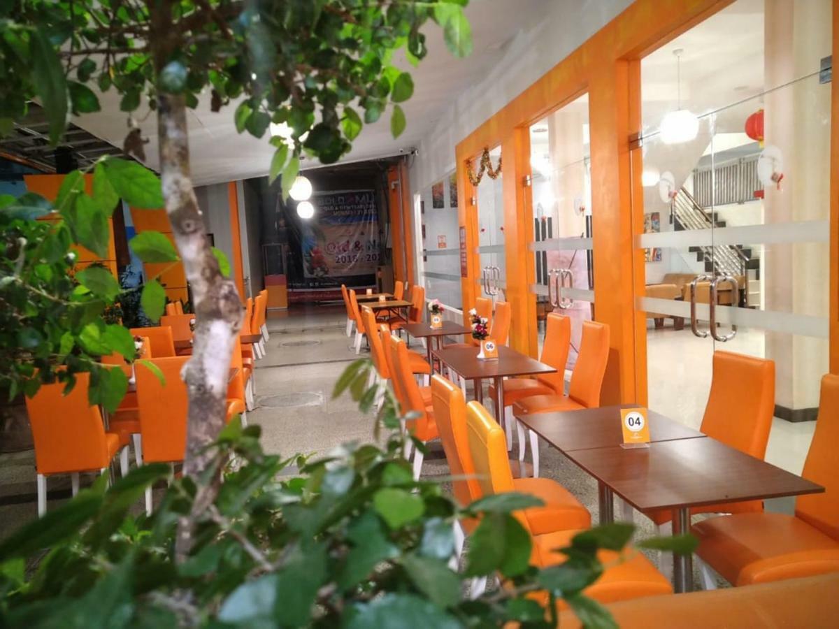 Fortune Front One Hotel Kendari Exterior photo