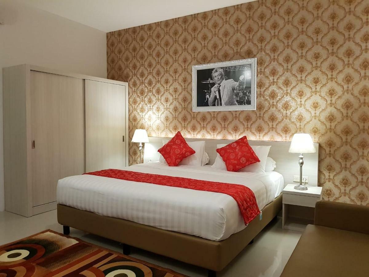 Fortune Front One Hotel Kendari Exterior photo