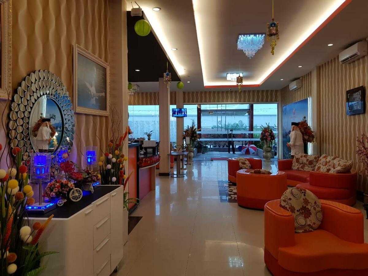 Fortune Front One Hotel Kendari Exterior photo