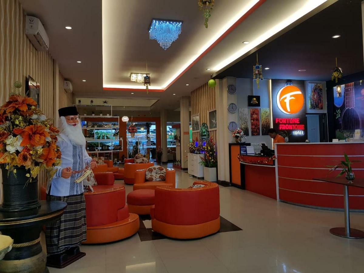 Fortune Front One Hotel Kendari Exterior photo