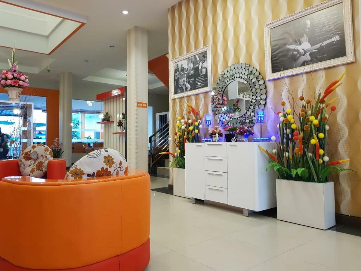Fortune Front One Hotel Kendari Exterior photo