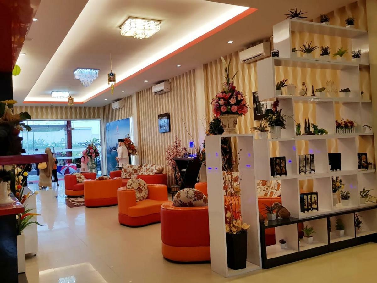 Fortune Front One Hotel Kendari Exterior photo