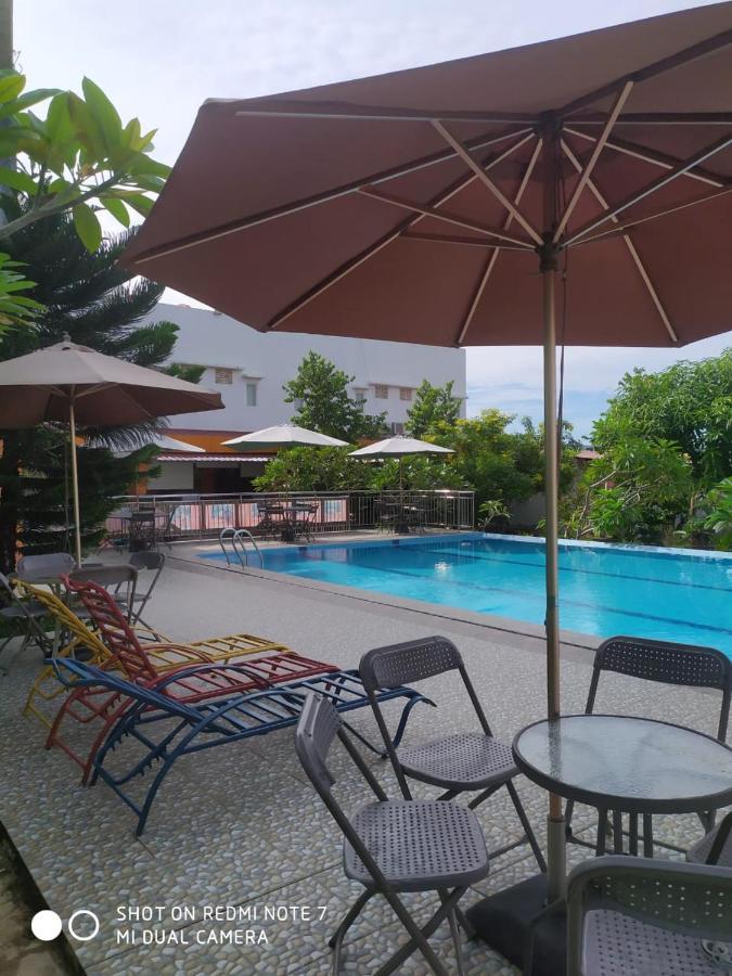 Fortune Front One Hotel Kendari Exterior photo